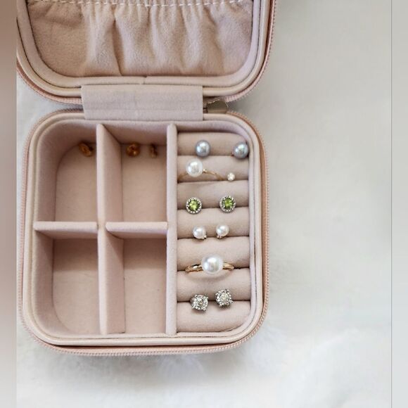 Solitaire White Pearl Ring in 14k Yellow Gold Size 7 - Picture 4 of 6